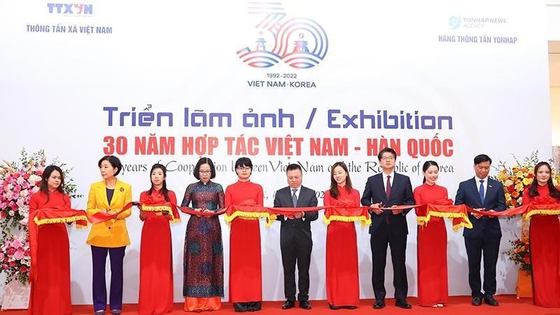 “越南-韩国合作30周年”图片展开展仪式。
