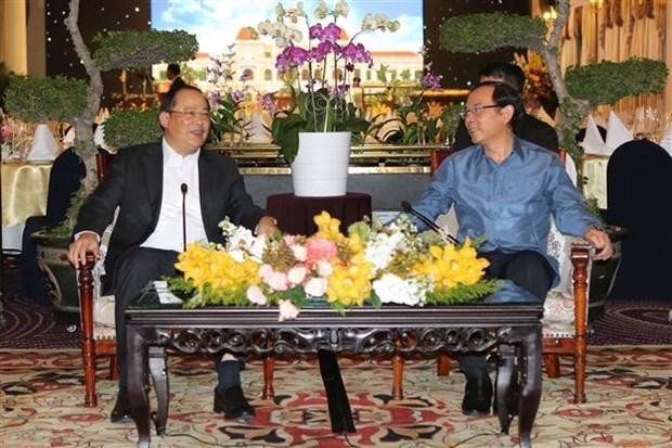 越共中央政治局委员、胡志明市市委书记阮文年（右）会见老挝政府副总理宋赛·西潘敦。（图片来源：越通社）