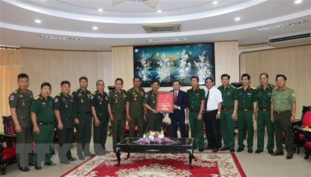 柬埔寨王家军警卫司令部代表团向薄辽省拜年。（图片来源：越通社）
