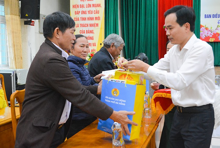岘港市劳动联合会向当地人民赠送春节礼物。（图片来源：岘港官网）
