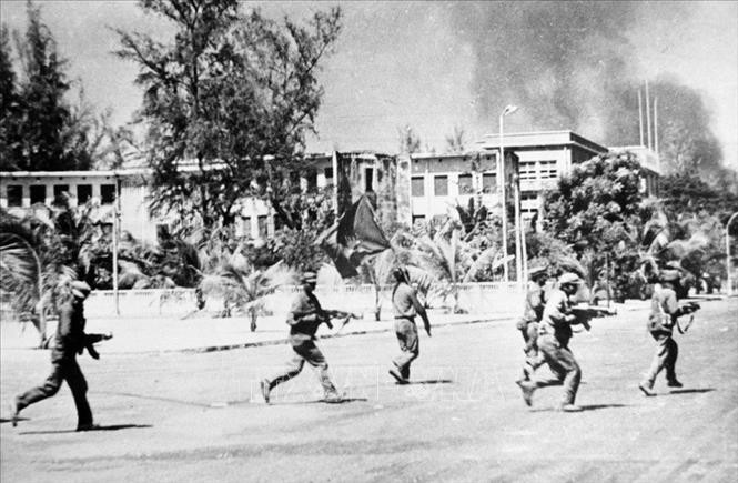 资料图：1979年1月7日中午，柬埔寨革命武装力量和越南志愿军进入首都金边解放首都，推翻了波尔布特的种族灭绝政权。（图片来源：越通社）