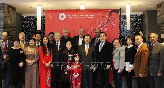 越南驻加拿大大使范高峰，加拿大联邦参议员Victor Oh和各位代表合影。