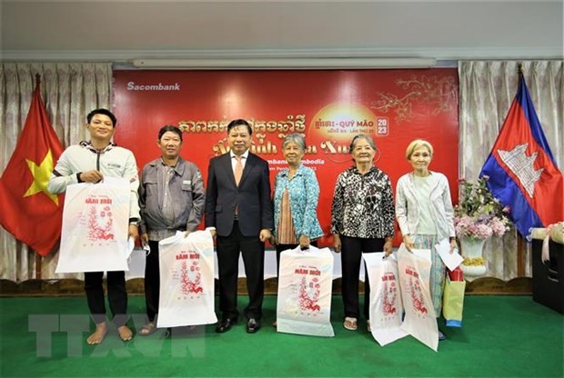 阮辉增大使向居住金边市的贫困越裔柬埔寨人赠送春节礼物。（图片来源：越通社）