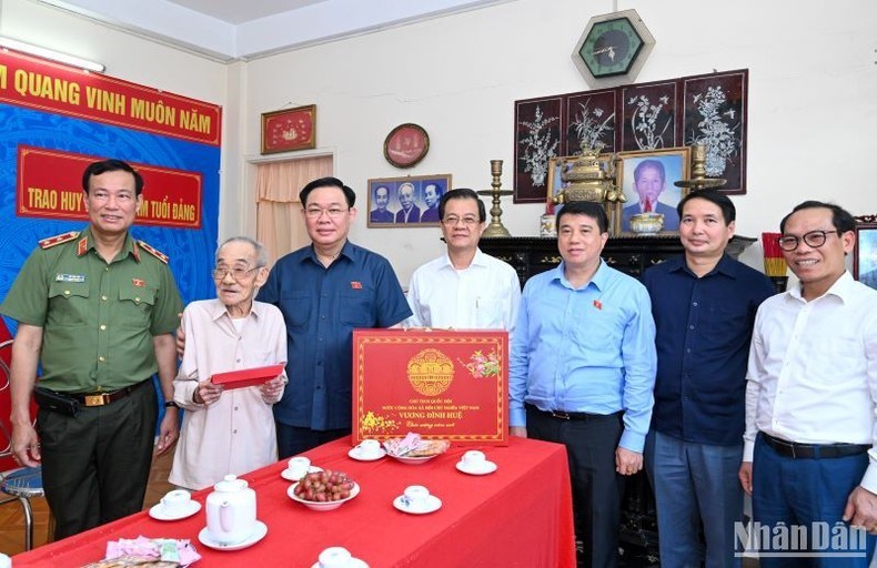 国会主席走访慰问原安江省省委宣训部副部长陈山河。