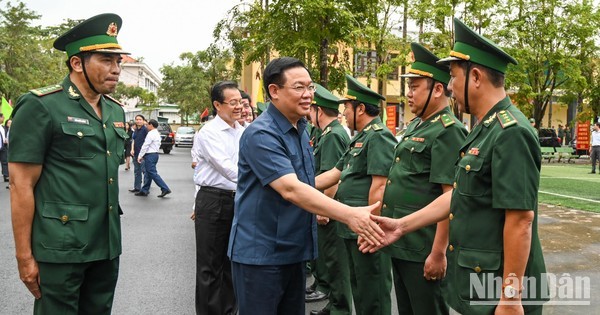 国会主席王廷惠和安江省边防部队指挥部干部。