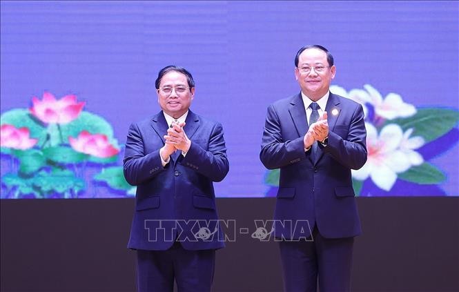 越南政府总理范明正和挝政府总理宋赛 · 西潘敦共同主持了“2022年越老、老越团结友好年”总结大会。（图片来源：越通社）