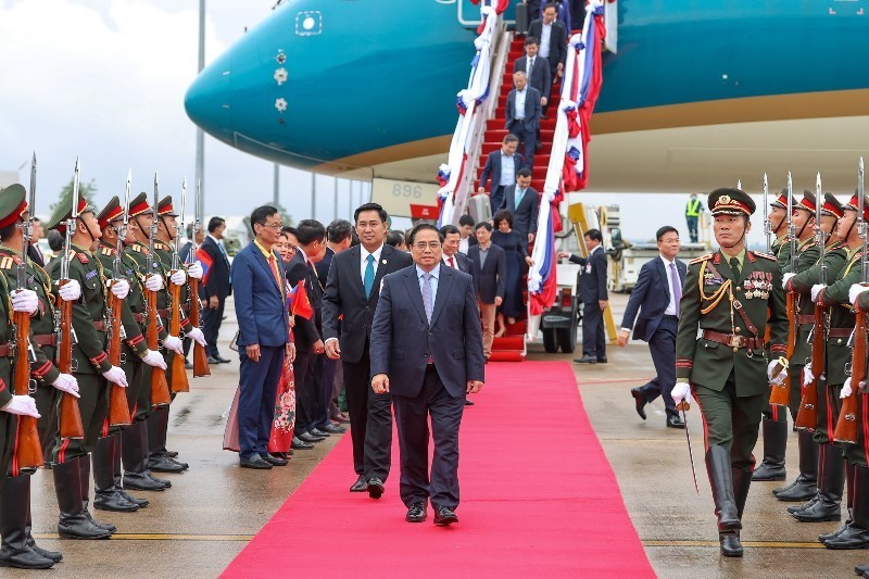 范明正总理抵达老挝首都万象瓦岱国际机场。