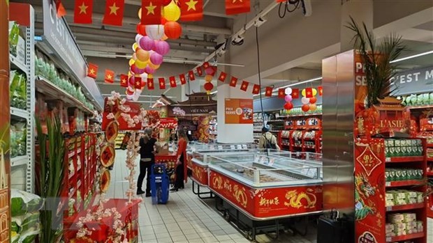设在法国里昂市巴迪厄贸易中心的家乐福大型超市的迎春越南商品展位。（图片来源：越通社）