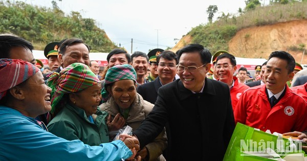  越南国会主席王廷惠慰问坝洒县人民。