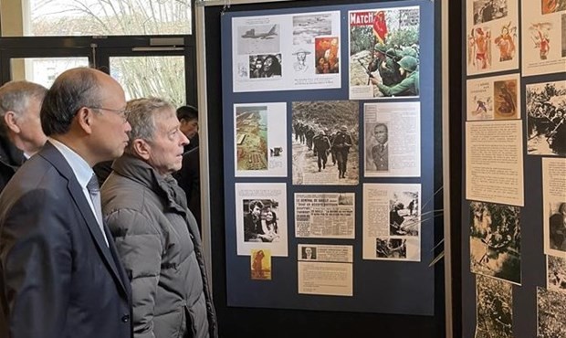巴黎郊区韦里耶尔勒比松市历史协会举行了关于越南战争的新闻图片展。（图片来源：越通社）