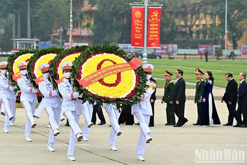 越南党和国家领导、前领导代表团的花圈飘带上写着“永远铭记伟大胡志明主席的功劳”。（登科 摄）