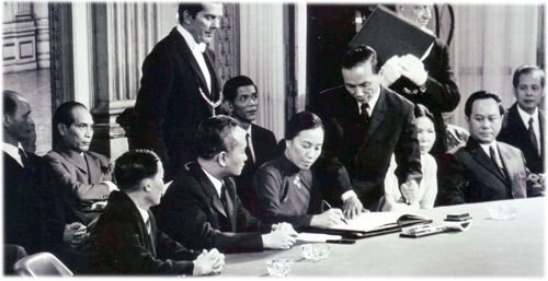 南南方共和革命临时政府谈判代表团团长阮氏萍1973年1月27日签署《巴黎协定》。（图片来源：越通社）