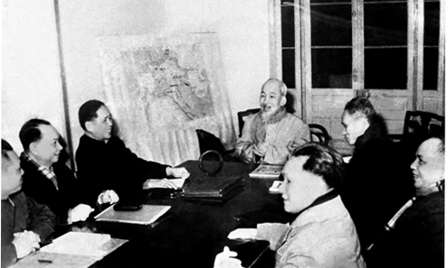 越南劳动党中央政治局召开会议，讨论1968年奋起总进攻准备问题。