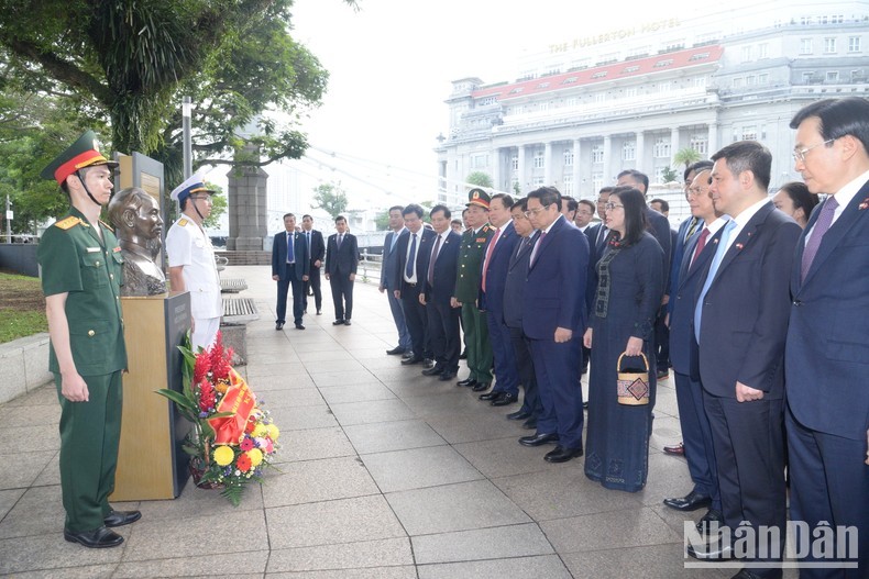 越南政府总理范明正携夫人和各位代表缅怀胡志明主席。