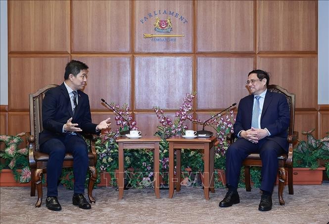 越南政府总理范明正会见新加坡国会议长陈川仁。