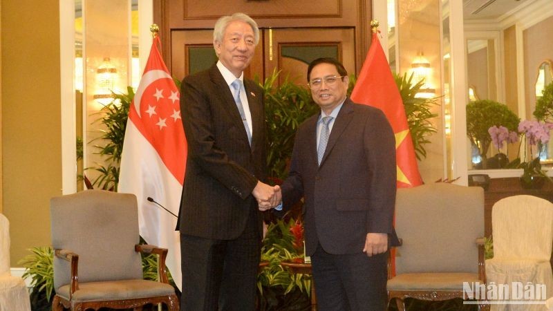 越南政府总理范明正会见新加坡国务资政张志贤。