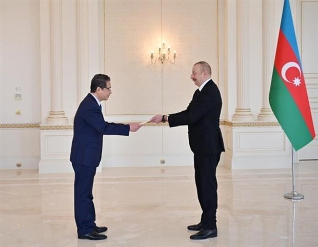 越南驻俄罗斯兼阿塞拜疆大使邓明魁向阿塞拜疆总统递交国书。（图片来源：越通社）