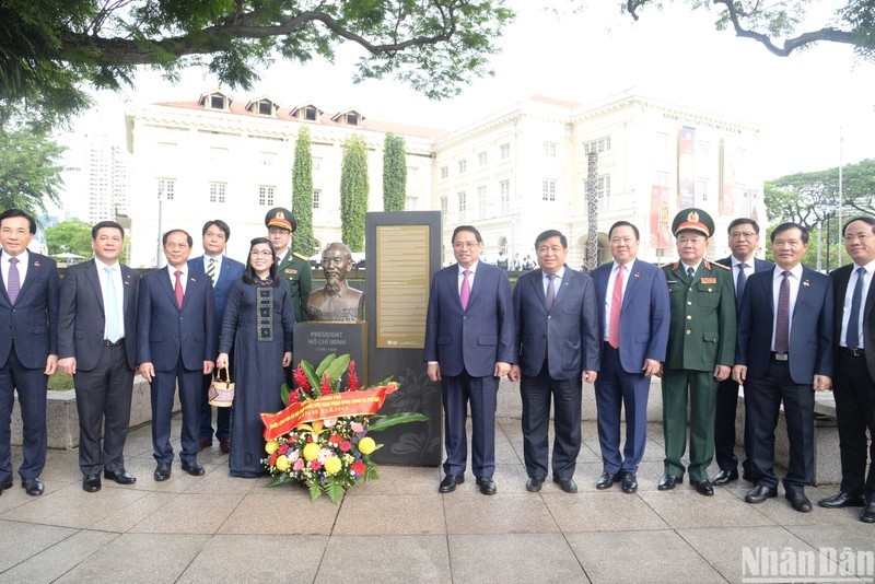 南政府总理范明正携夫人和越南高级代表团在亚洲文明博物馆的胡志明主席雕像旁合影留念。