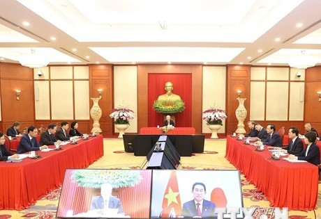 越共中央总书记阮富仲在党中央总部与日本自由民主党总裁、日本首相岸田文雄通电话。