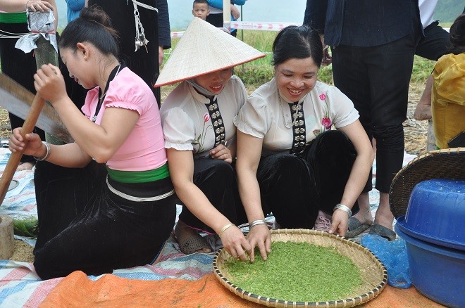当地人民参加安沛省扁糯米节。