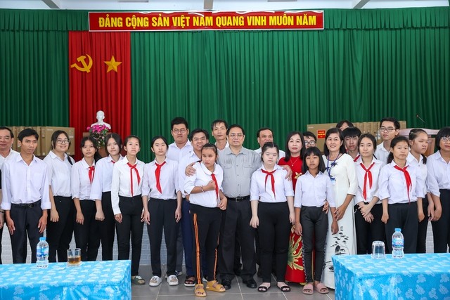 越南政府总理范明正和槟椥省残疾儿童教育学校的残疾儿童。（图片来源：VGP）