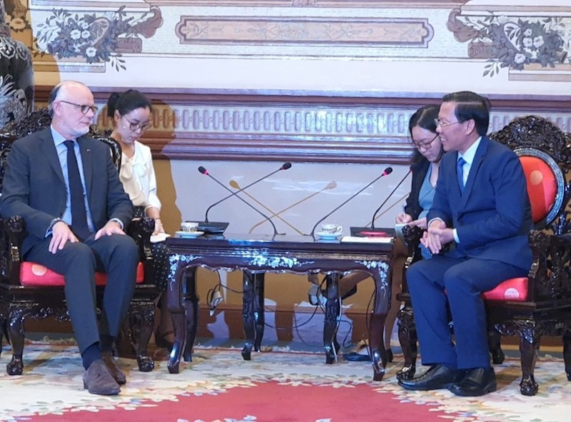 胡志明市人民委员会主席潘文买会见法国勒阿弗尔市市长爱德华·菲利普。