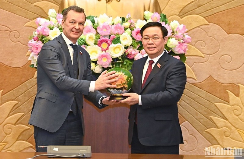 越南国会主席王廷惠向俄罗斯联邦委员会第一副主席安德烈·亚茨金赠送纪念品。