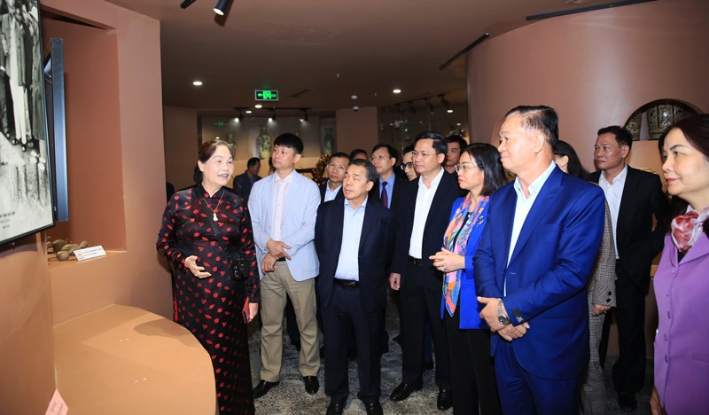 老挝人民革命党中央办公厅干部代表团参观越南手工艺村精华中心。（图片来源：新河内报）