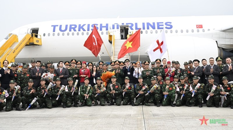 越南救援队和各位代表在内排机场合影。（图片来源：人民军队报）