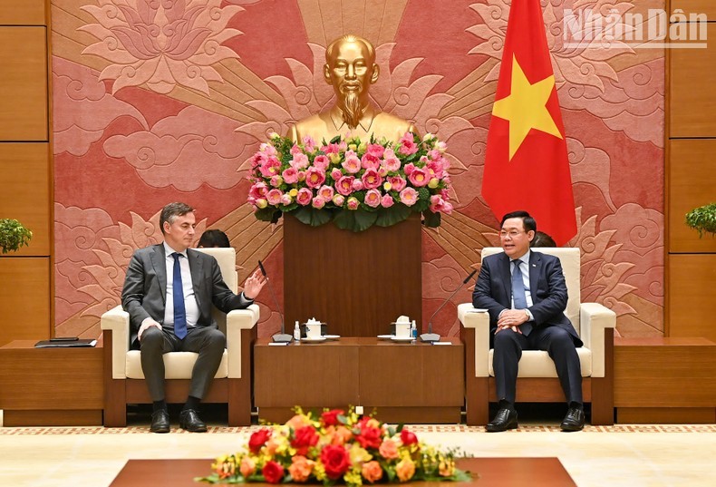 越南国会主席王廷惠会见欧洲议会外交事务委员会主席大卫·麦卡利斯特。