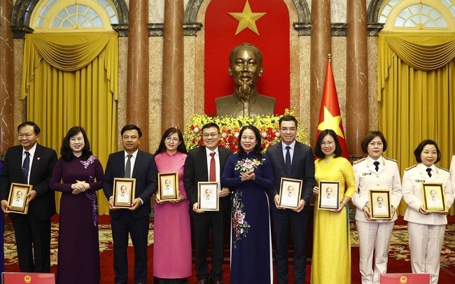 越南国家代主席武氏映春向优秀医务人员赠送胡伯伯画像。（图片来源：CPV）
