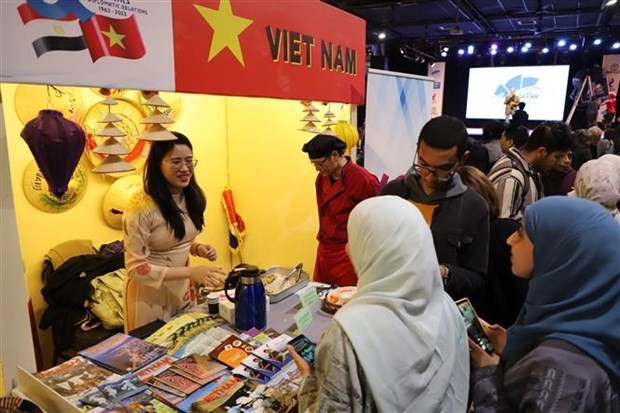 越南展位吸引众多国际友人的关注。（图片来源：越通社）