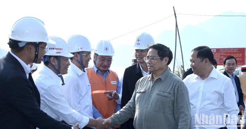 范明正总理和和平水电站扩建项目工作人员。