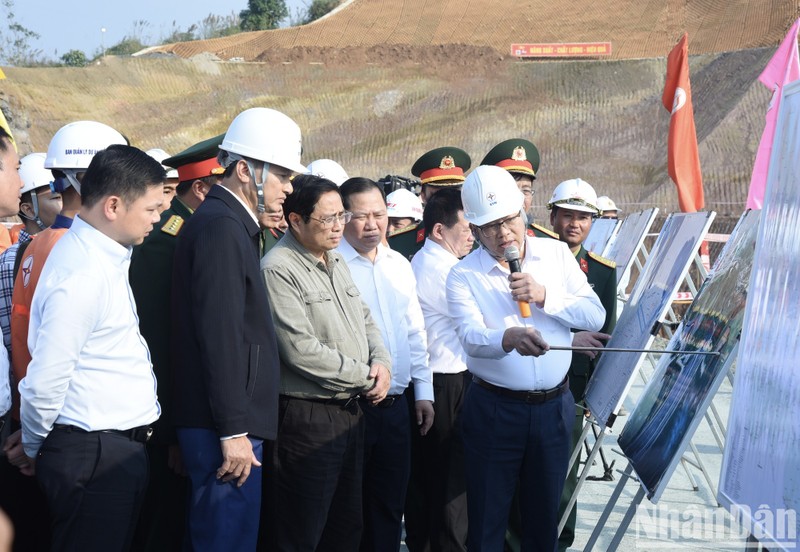 范明正总理视察和平水电站扩建项目工程实施情况。