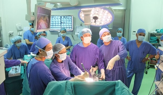 越德友谊医院院长陈平江及其同事进行一台腹腔镜手术。