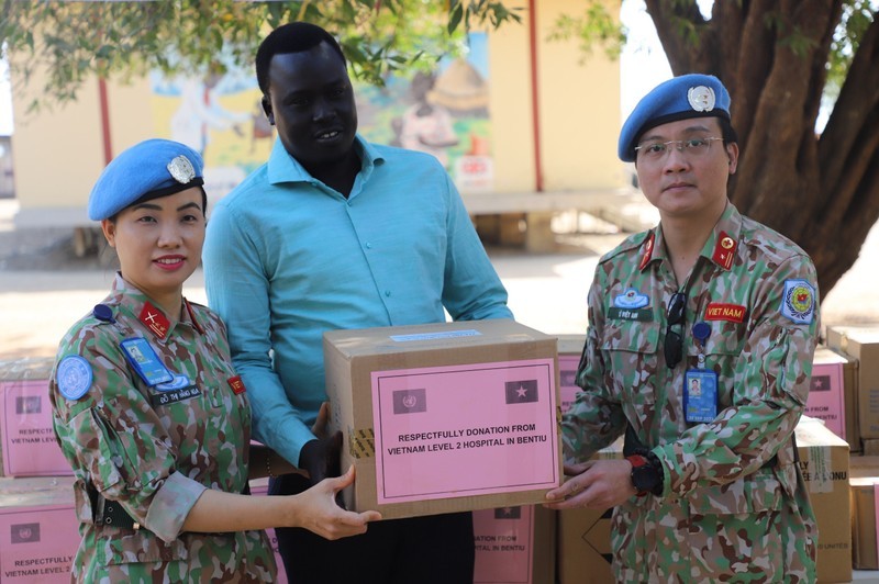 越南四号二级野战医院代表向南苏丹人民赠送礼物。