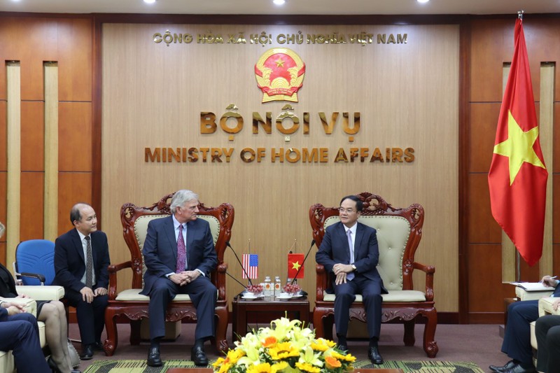 越南内政部副部长武战胜会见葛福临牧师。（图片来源：新河内报）