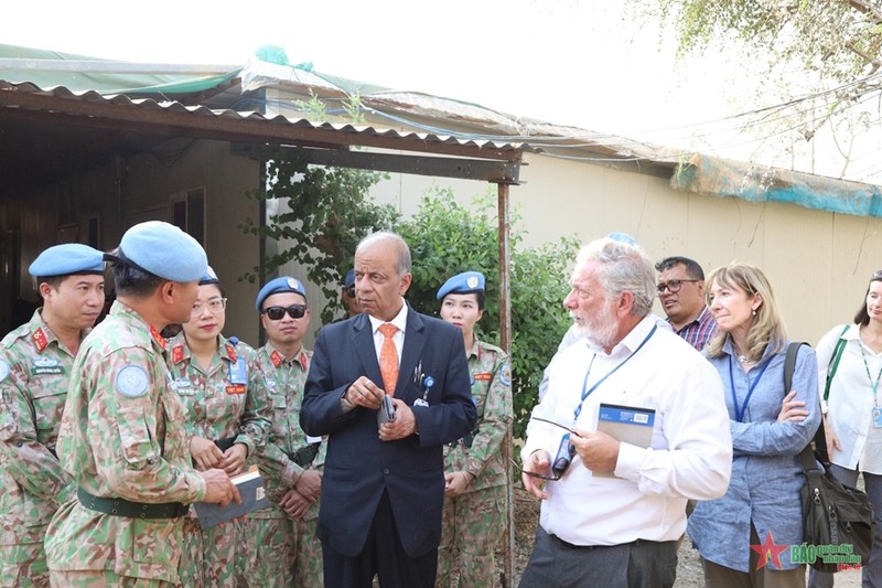 联合国副秘书长阿图尔·哈雷造访在阿卜耶伊的越南工兵队。（图片来源：人民军队报）