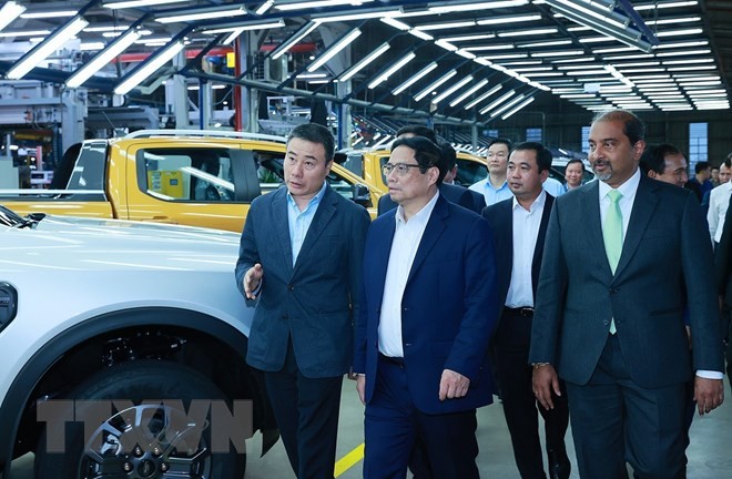 范明正总理造访美国福特越南有限公司。（图片来源：越通社）