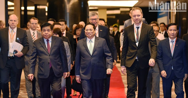 越南政府总理范明正前来出席2023年越南企业年度论坛。