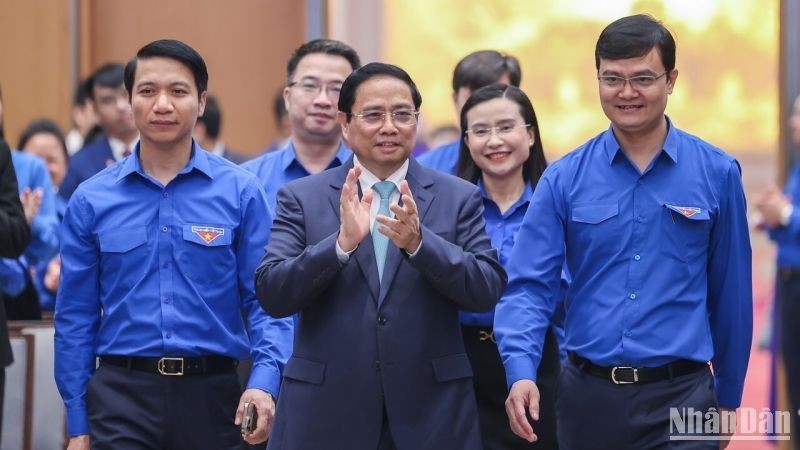 范明正总理和青年。