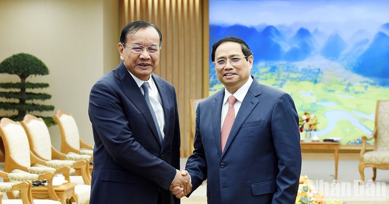 越南政府总理范明正会见柬埔寨副首相兼外交与国际合作部大臣布拉索昆。