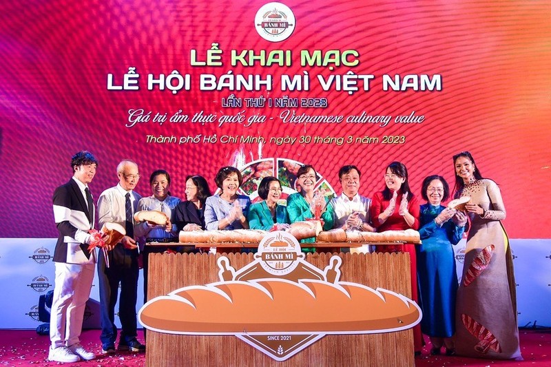 各位代表出席第一届越南面包节开幕式。（图片来源：信息报）