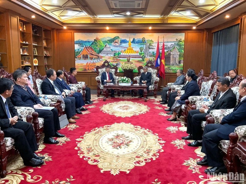 越南同奈省和老挝占巴塞省领导举行工作会议。