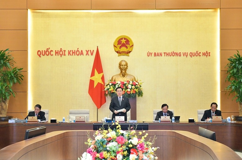 国会主席王廷惠在会议上发表讲话。（图片来源：VGP）