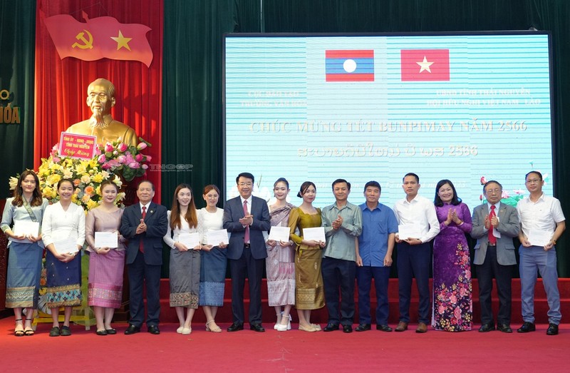 太原省领导向老挝留学生赠送礼物。（图片来源：太原省报）