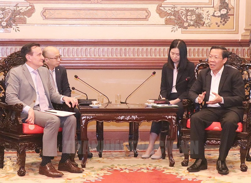 胡志明市人民委员会主席潘文买会见帕斯卡尔·索里奥特先生。（图片来源：越通社）