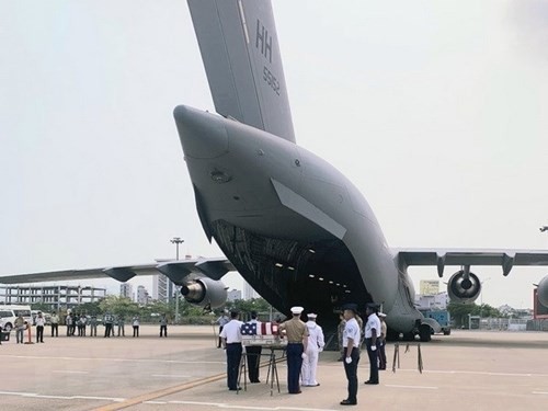 美军遗骸交接仪式在岘港市举行。（图片来源：人民军队报）