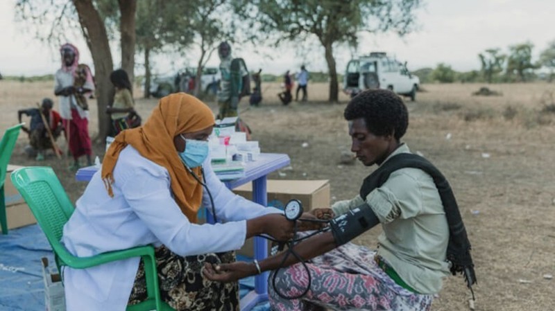 在埃塞俄比亚阿法尔州Chifra对发烧人民进行疟疾筛查。 （图片来源：世界卫生组织）