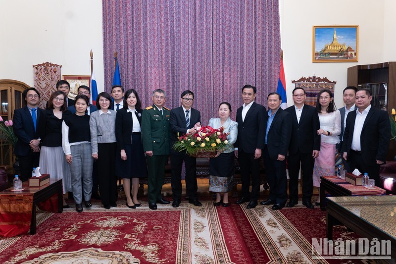 越南驻老挝大使馆代表团向老挝驻俄罗斯大使馆干部人员表示祝贺。